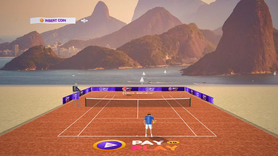 Quadra de saibro à beira-mar no Rio ao entardecer, cercada de placas violeta da Pay to Play, com o logo pintado no piso e um avião puxando a faixa INSERT COIN sobre os morros.